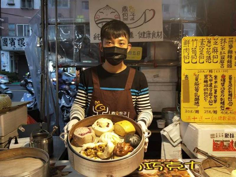 劉先生放棄穩定的科技業,回家傳承老爸手藝。(陳淑娥攝)