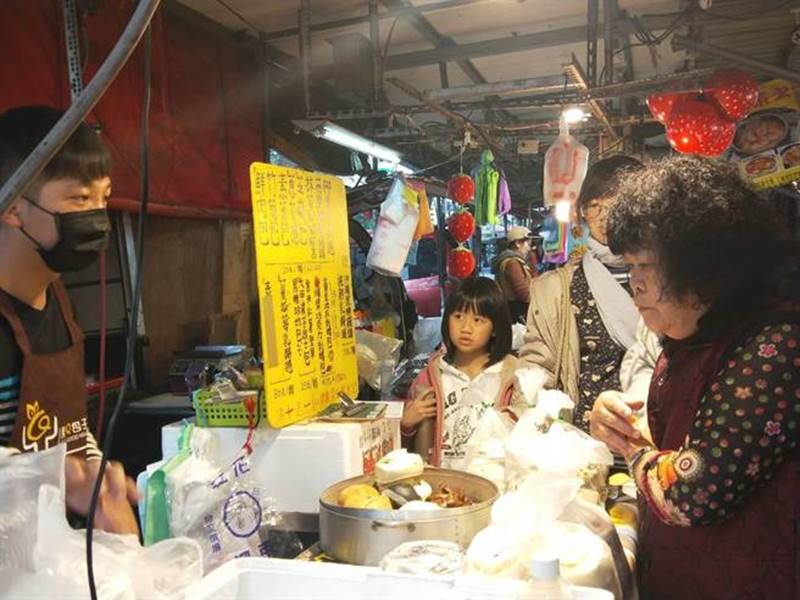 鼎Q包子下午3點在黃昏市場開賣。(陳淑娥攝)