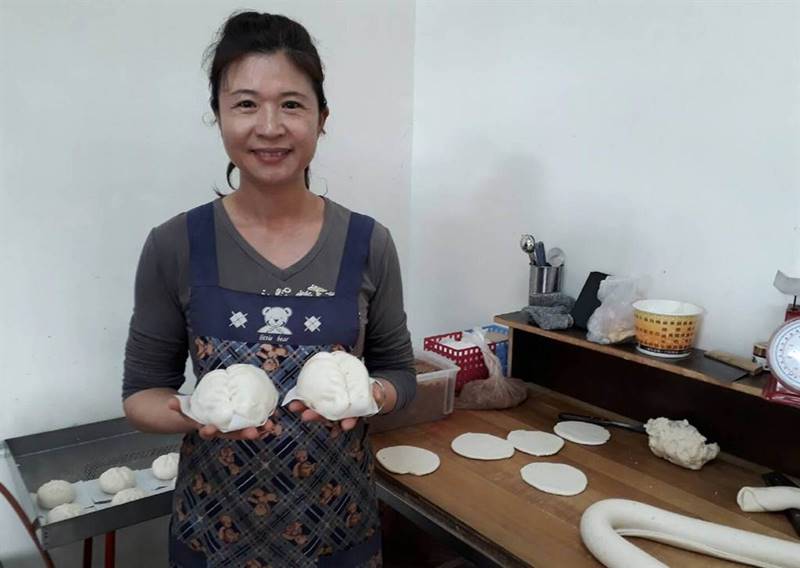 蔡秝迎為了要推廣素食,製作菜包使用的酵母也是素食專用。(鐘武達攝)