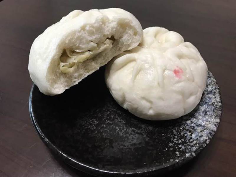 阿娥姐手工包子饅頭店的菜包口感扎實,濃濃的新鮮高麗菜味道,是店裡的人氣商品。(張祈攝)