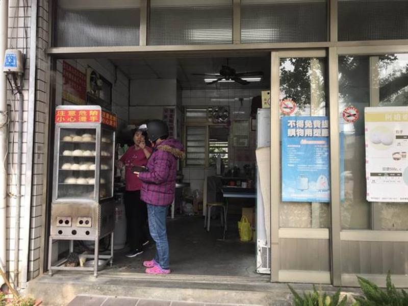 阿娥姐手工包子饅頭店位花蓮吉安鄉的福興村,開店長達40年以來,老闆娘黃瓊娥堅持店裡包子、饅頭、飲料每天手工製作。(張祈攝)