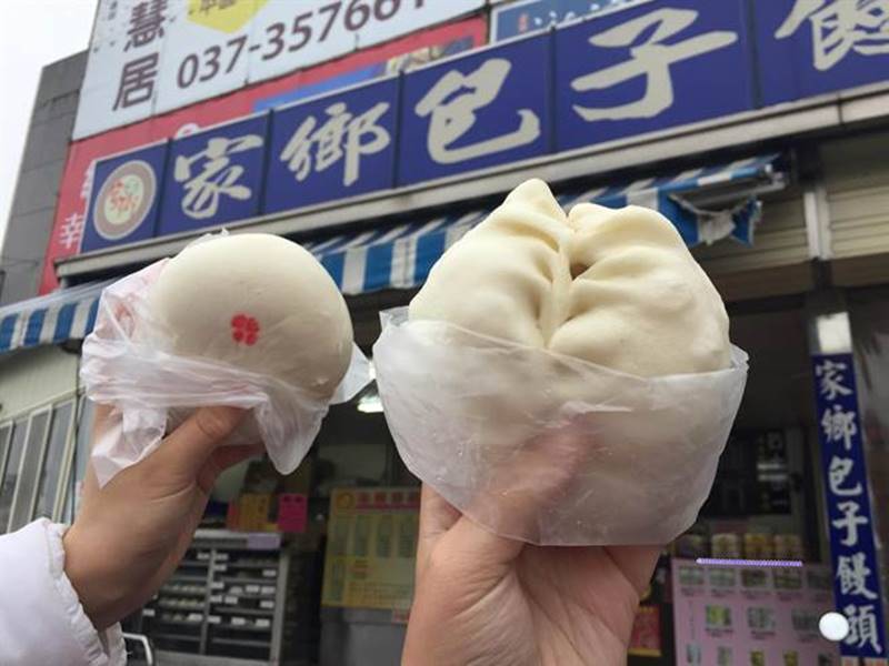家鄉包子饅頭口味多元,左為噴香花生包,右為素高麗菜包。(巫靜婷攝)