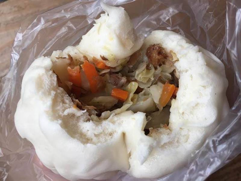 素高麗菜包內有爽脆高麗菜、紅蘿蔔絲、粉絲等內餡。(巫靜婷攝)