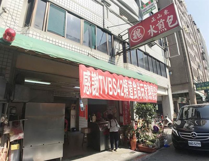 正山東魏家水煎包從小攤車賣成大店面,已是高雄知名水煎包店。(林宏聰攝)