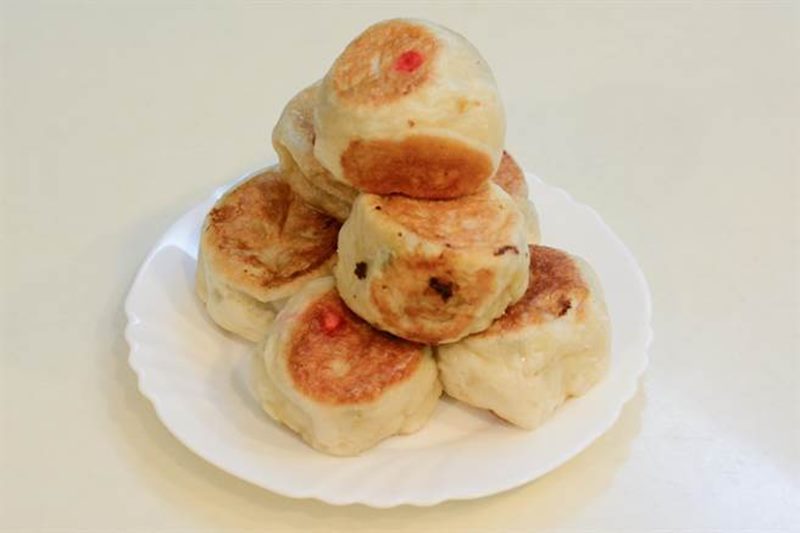 正山東魏家水煎包有菜包、肉包2種口味,店家在肉包上點紅點作為區隔。(林宏聰攝)