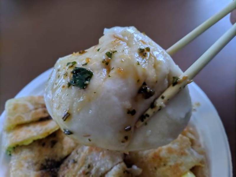 花蓮知名中式早餐店府前食坊,煎成金黃色外皮水煎包,讓人食指大動。(許家寧攝)