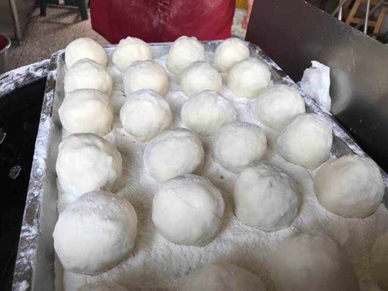 「謝媽媽水煎包」以全素食製作出一粒粒水煎包,現包現煎,食材賣完就收攤。(盧金足攝)