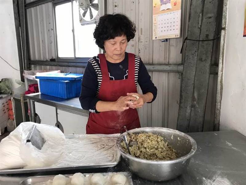 「謝媽媽水煎包」純素食的內餡以高麗菜、冬粉為主,吸引很多客源。(盧金足攝)
