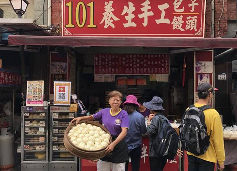 位於旗山老街的101養生手工肉包,是老、中、少都喜愛的健康美食。(林雅惠攝)