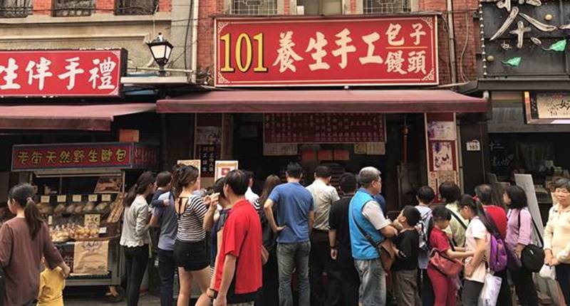 位於旗山老街的101養生手工肉包,每天限量販售,往往下午就出現搶購潮。(林雅惠攝)