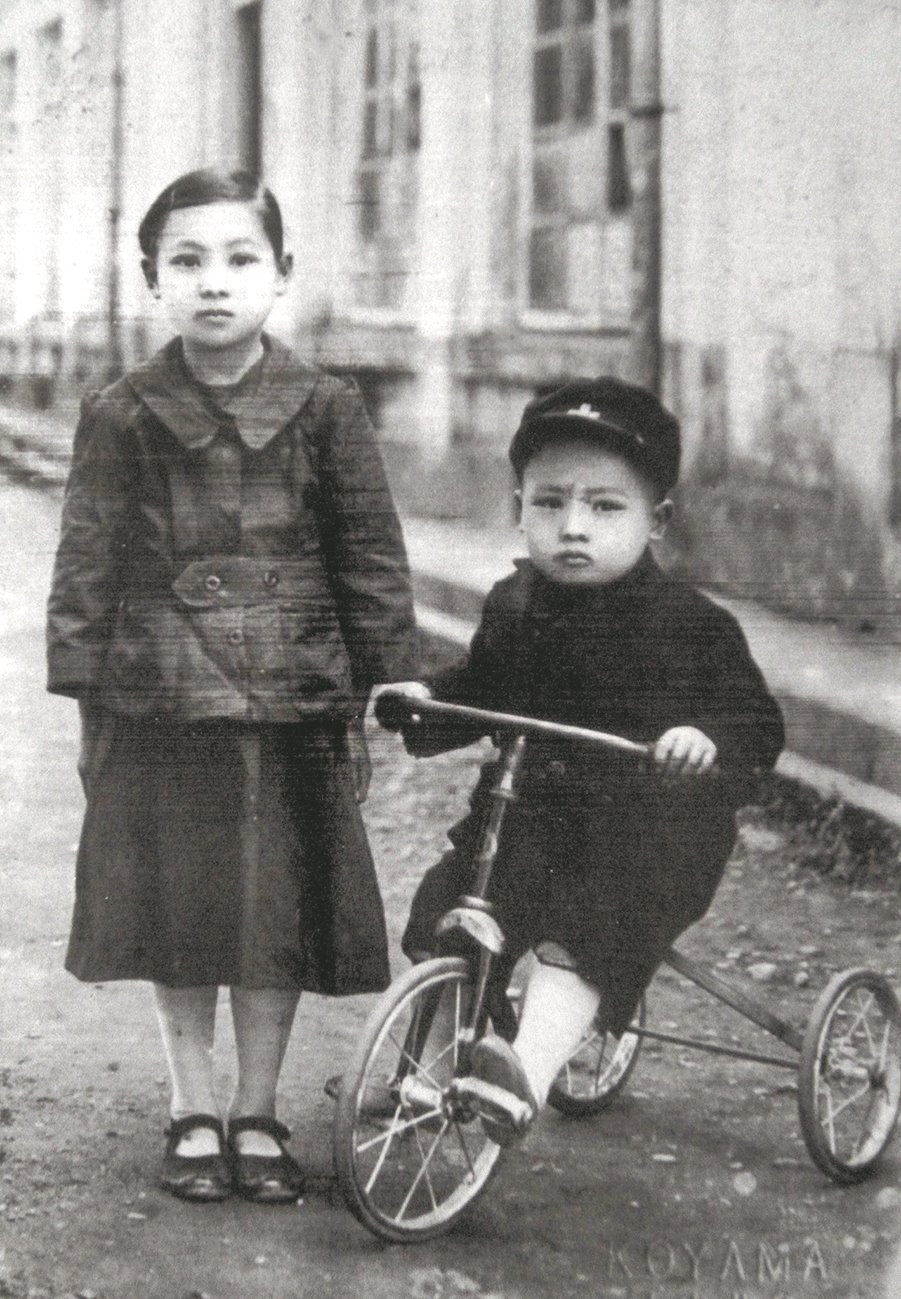 鍾肇政幼時與姊姊合影。(鍾肇政提供)