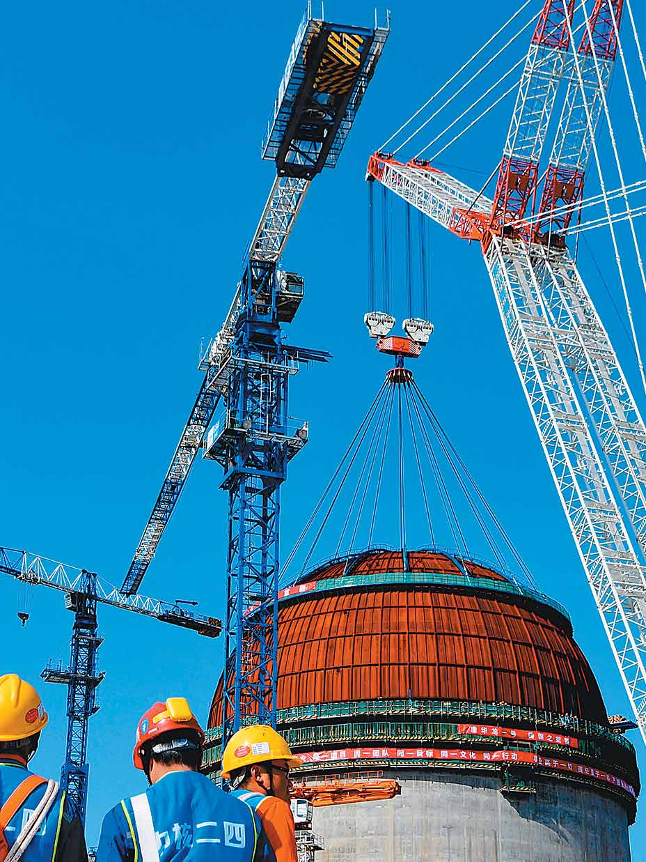 ▲2018年3月21日,中核集團福清核電6號機組反應堆穹頂吊裝成功。(新華社資料照片)