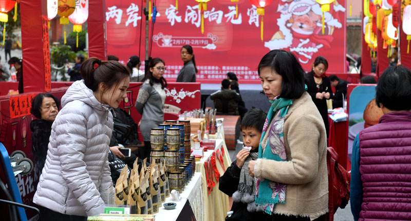 大陸對台工作面向普羅青年。圖為2月18日,廈門中山路的台青公益市集吸引民眾參觀。(中新社)