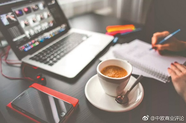 多數人以往喜歡待在咖啡廳工作,卻有私人物品的安全疑慮。(取自新浪微博@中歐商業評論)