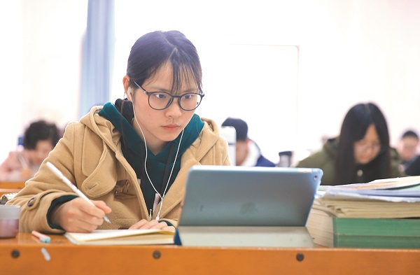 南華大學的圖書館內,幾名學生在準備考試。(新華社資料照片)