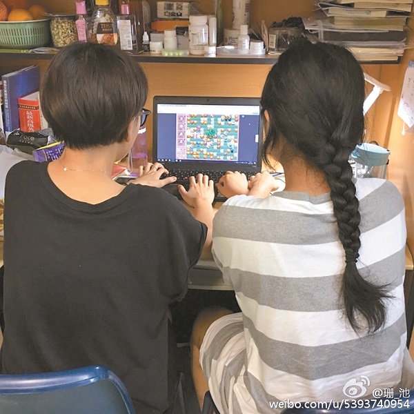 兩名女大生在宿舍玩電玩遊戲。 (取自新浪微博@溫故而不知羞)
