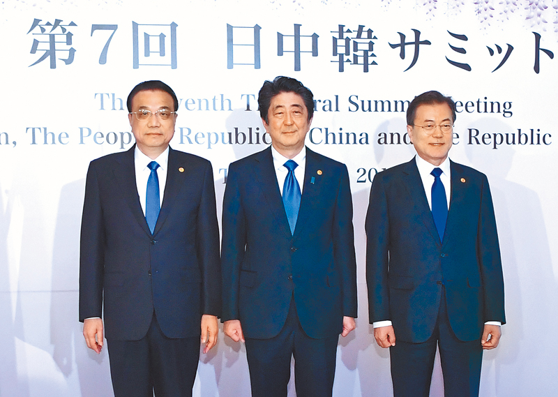 2018年5月9日,大陸國務院總理李克強(左)在東京和日本首相安倍晉三(中)、南韓總統文在寅(右)共同出席第七次中日韓領導人會議。(新華社)