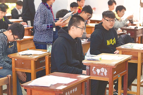 1月25日,108學年度大學學測進行第一天的筆試,鐘響後入場考試的考生就定位準備應試。(本報系記者季志翔攝)