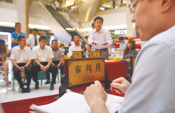 ▲濟南曾有法官在商場內「開庭」,審理一起消費者狀告銷售商的案件。(新華社資料照片)