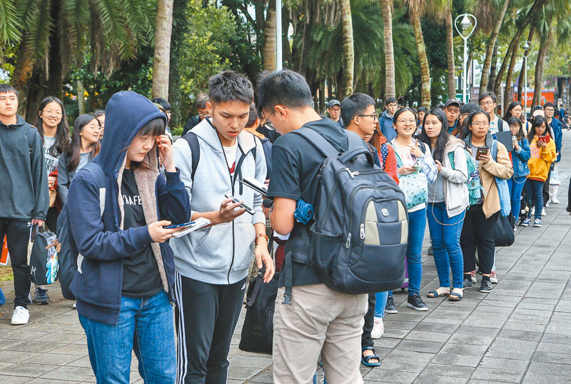 2018年11月23日,「台灣青年民主協會」發起青年返鄉民主列車,讓18-35歲青年能以101元價格返回戶籍地投票。(本報系資料照片)