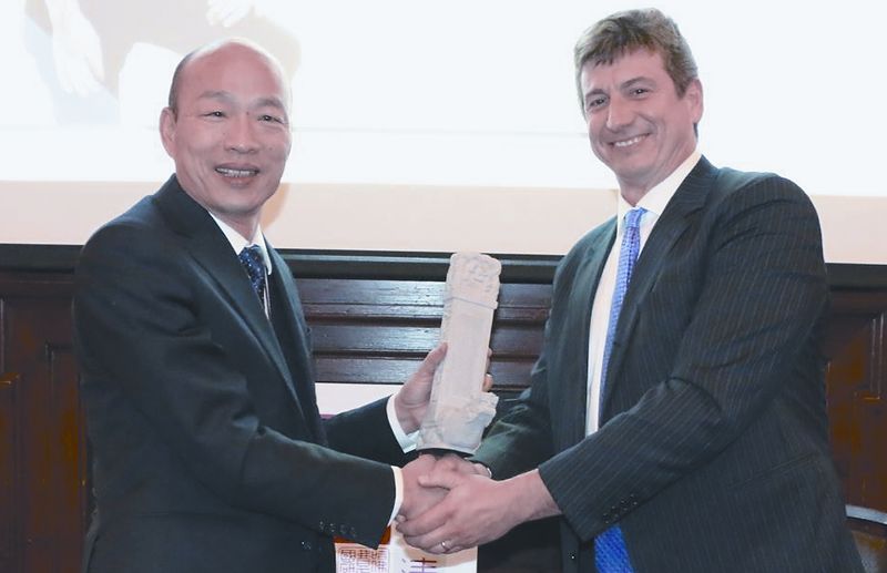 4月11日,高雄市長韓國瑜(左)於哈佛大學發表應英語演說。右為美國哈佛大學費正清中國研究中心主任宋怡明。(高雄市政府提供)