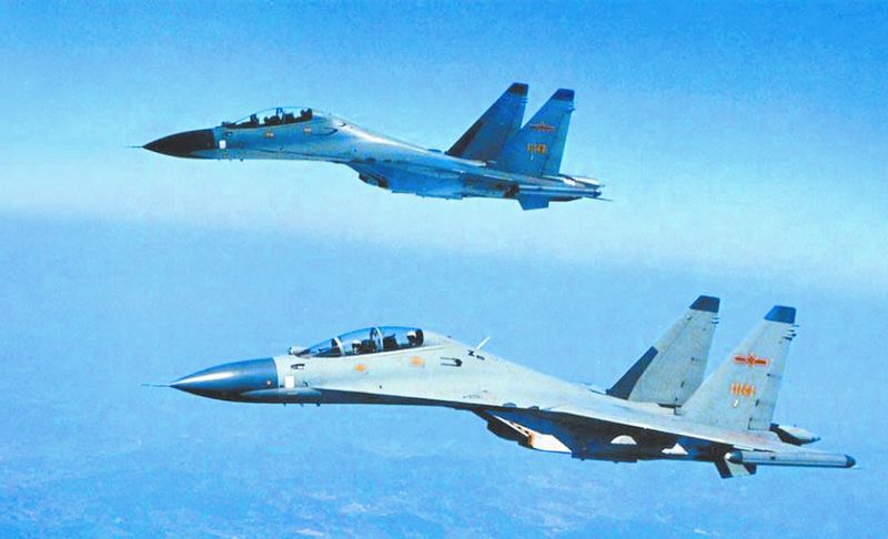 3月31日,兩架大陸殲-11B戰機逼近台海中線飛行。(取自中國軍網)