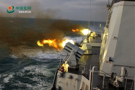 解放軍東部戰區海軍某驅逐艦支隊開展艦機對抗演練。(取自中國軍網)