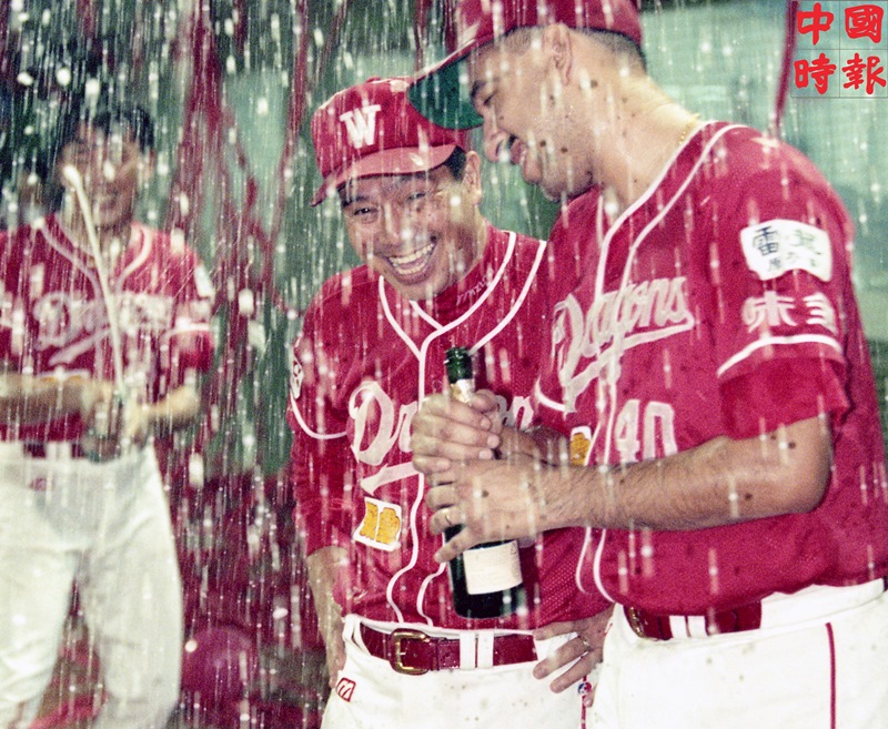 1997年，「味全龍」在台南球場取得中華職棒八年總冠軍，球員們開香檳慶賀，總教練徐生明也笑的合不攏嘴。（本報資料照片）