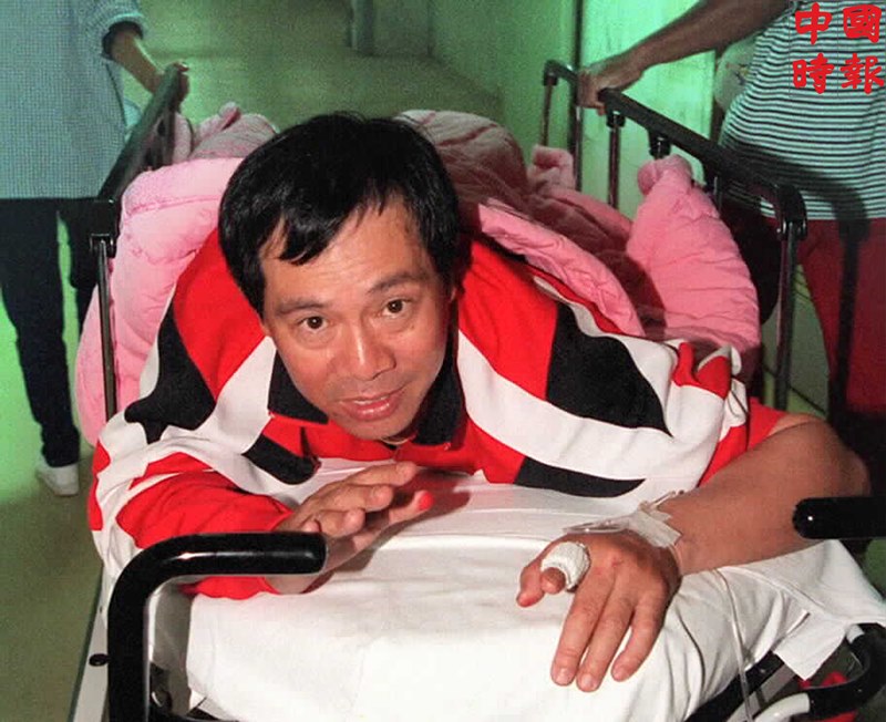 徐生明1996年回任味全龍隊總教練後，帶領龍隊成為中職第一支連續四年打進總冠軍賽的球隊。圖為徐生明1999年4月遭人襲擊送醫後的畫面。（本報資料照片）
