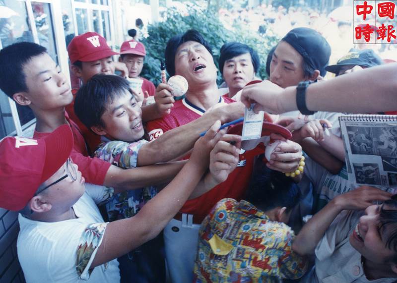 1993年，味全隊在埔心牧場舉辦球迷聯歡會，羅世幸被球迷們層層包圍要求簽名，面對球迷的熱情羅世幸直呼「受不了啦!」。（本報資料照片）