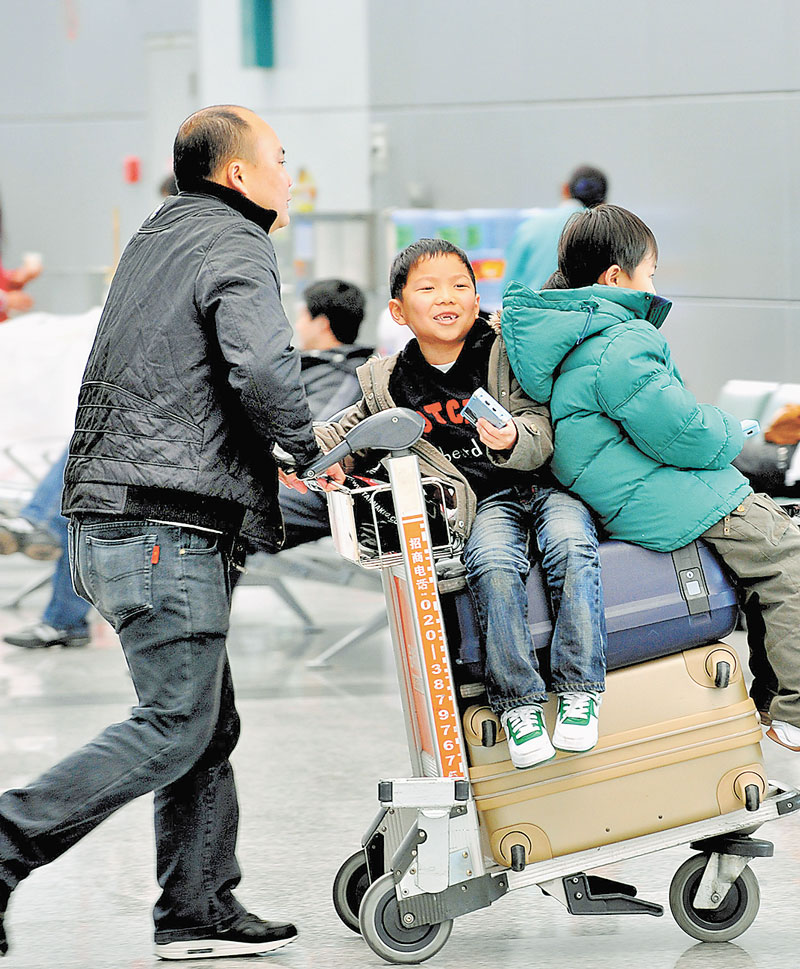 大陸航空公司票價便宜,對帶孩子的家庭十分友好,圖為家長帶孩子在南京祿口國際機場辦理登機手續。(新華社資料照片)