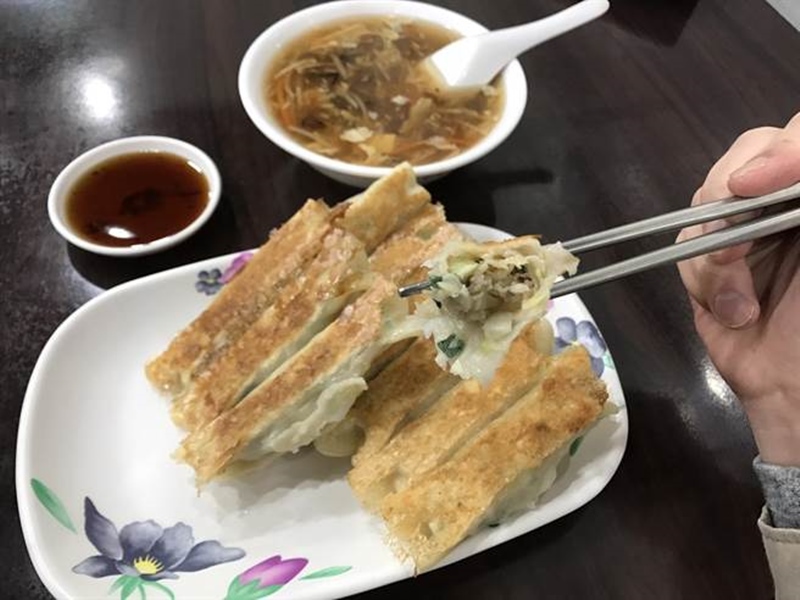 三重雲林鍋貼在地聞名30多年,招牌鍋貼外皮煎得金黃香酥,飽滿內餡豬肉、高麗菜比例拿捏得宜,一口咬下還會噴出湯汁,鮮美可口。(譚宇哲攝)