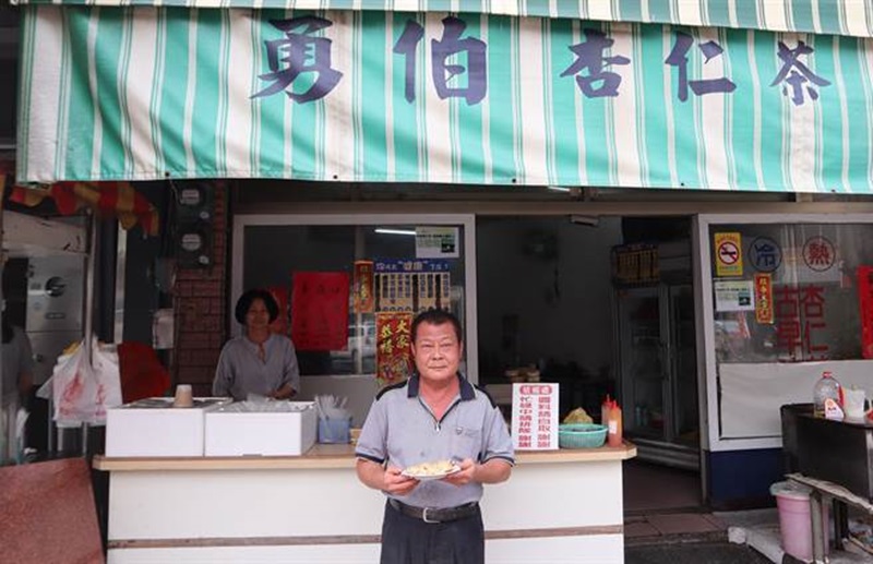 陳真勇在安定開設「勇伯杏仁茶」早餐店,為讓附近科學園區上班員工方便買早餐,勇伯每天2點就到店裡準備,4點就開賣。(劉秀芬攝)