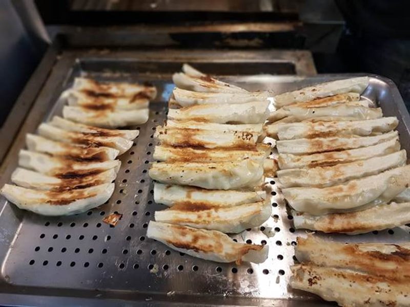 霸餃大鍋貼料多味美,不少饕客一吃就是10多年。(甘嘉雯攝)