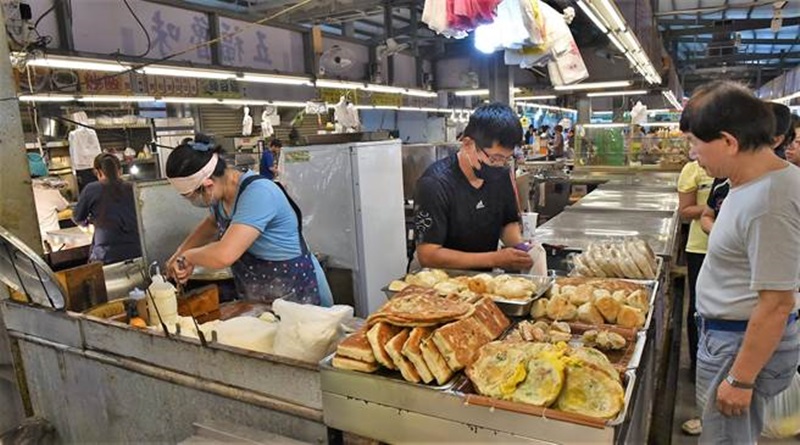 民眾排隊購買鍋貼等食品。(林瑞益攝)