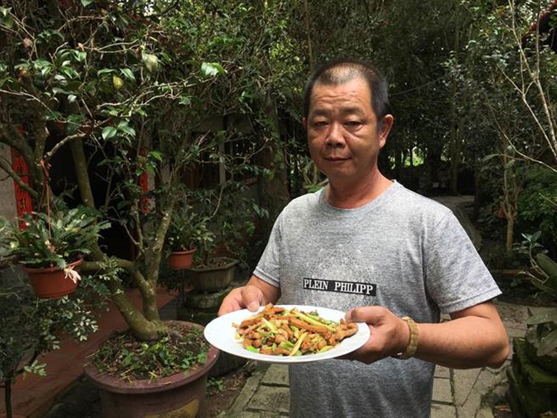 「阿正師」石再正的客家小炒,很受在地鄉親歡迎、也受遊客肯定。(沈揮勝攝)