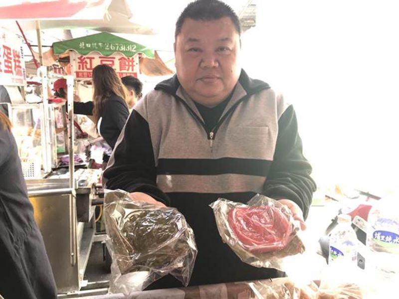 三峽民生街與信義街口的草仔粿是逢年過節的期間限定,錯過要再等下次。(葉德正攝)