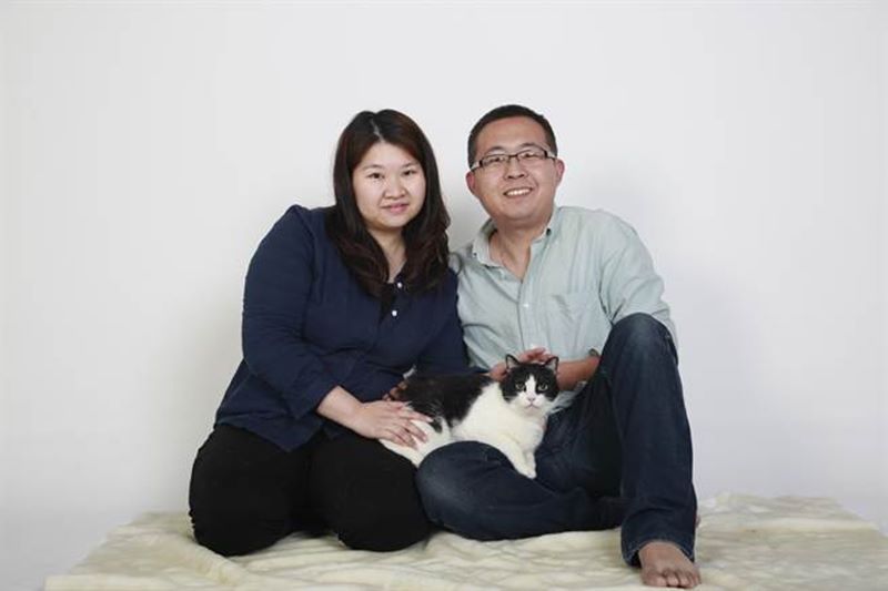 賓士貓「小牛」與倪京台夫婦合影。(林瑞益翻攝)