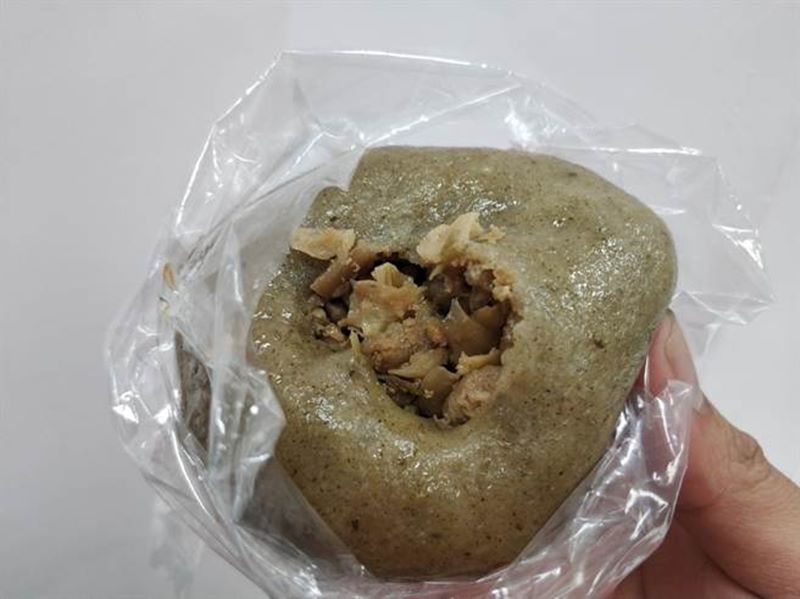 中壢仁利草仔粿有飽滿內餡,肉末也相當大顆,很有飽足感。(賴佑維攝)