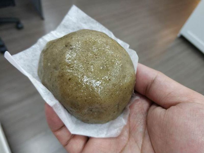 中壢仁利草仔粿口味Q彈、內餡紮實,深獲不少民眾喜歡。(賴佑維攝)