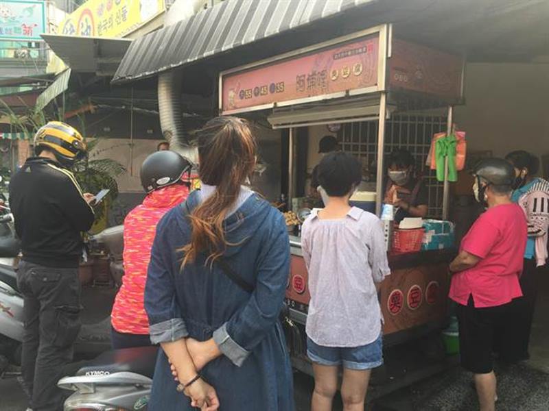 緊鄰崑山科技大學的「阿埔哩臭豆腐」,在地飄香多年,每天下午只開張4小時,常常一「開炸」就湧進排隊人潮。(曹婷婷攝)