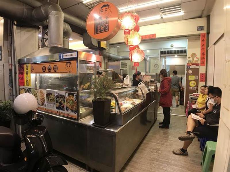 高雄裕誠路上「阿榮臭豆腐」有著鄰家小館的親切氣氛。(林宏聰攝)