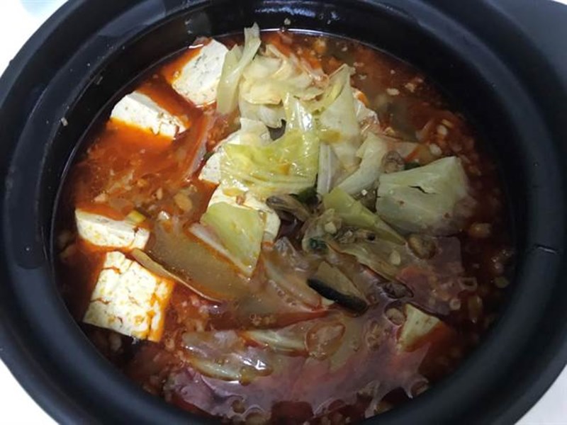 長興釣蝦場內的麻辣臭豆腐,既香又臭,又辣又過癮,即使不釣蝦,也有不少民眾光顧。(莊旻靜攝)