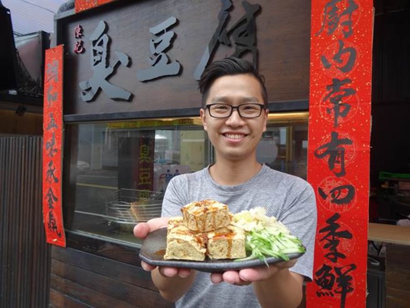 陳記老闆32歲的陳致豫從賣冷飲轉戰國民美食,訴求「經濟實惠、簡單方便、酥嫩美味」。(馮惠宜攝)