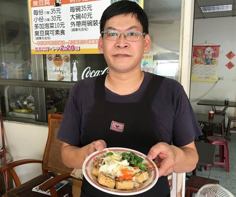 李其壕接棒,用心賣臭豆腐。(廖素慧攝)