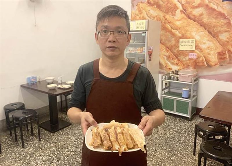 澤井燒餃子老闆黃明漢,對自家的鍋貼品質充滿信心。(廖志晃攝)