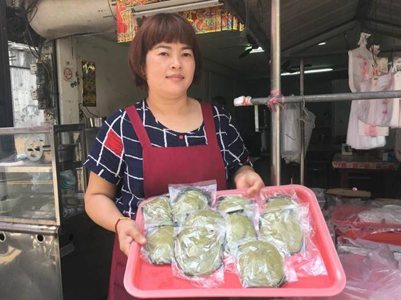 魚池鄉阿芳草仔粿,用料扎實,揉入鼠麴草,質地細柔又帶Q性受歡迎。(沈揮勝攝)