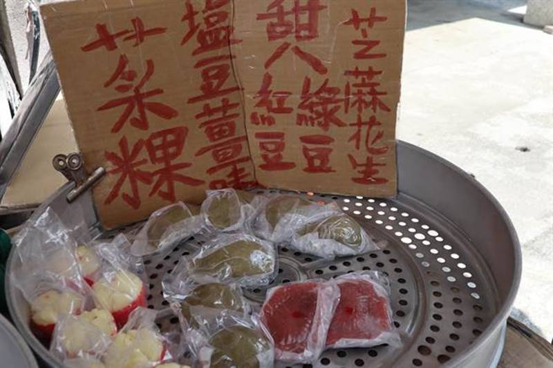 王家古早味草仔粿有3種口味,6點半開始賣,賣完為止。(劉秀芬攝)
