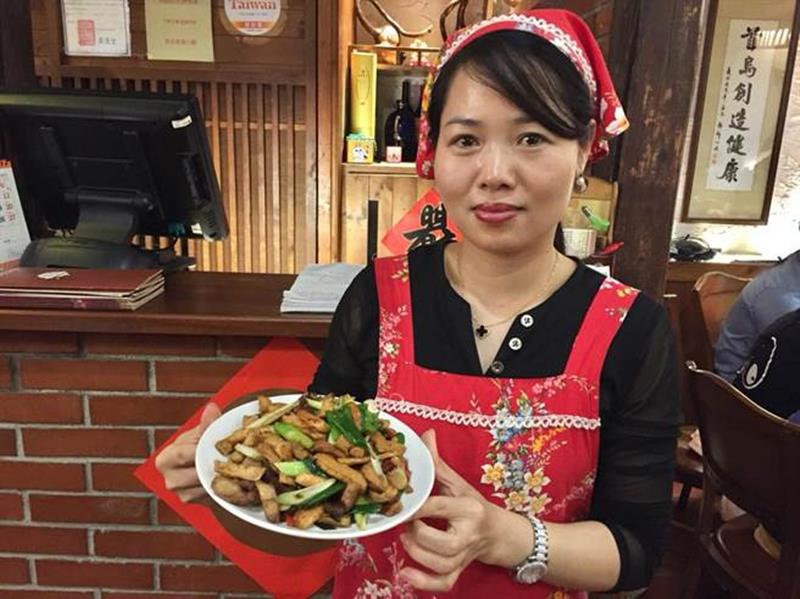 板橋區「首烏客家小館」的客家小炒是客人必點菜餚。(許哲瑗攝)