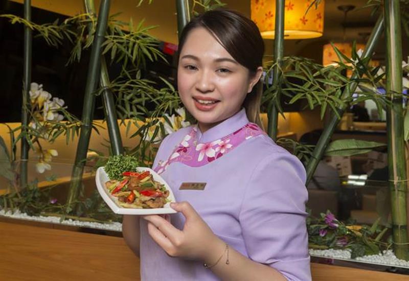 桃園國際機場首家客家美食主題餐廳臻好食客棧,除了有各式客家經典菜色外,更有融合客家元素的創意料理,其中經典的客家小炒,完美呈現傳統客家味。(陳麒全攝)